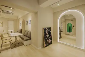 LED 아치와 갤러리 감성이 어우러진 라운지 공간